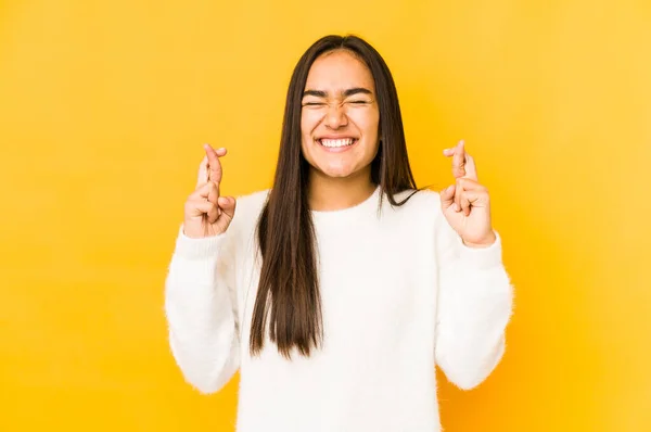Junge Frau Isoliert Auf Gelbem Hintergrund Drückt Dem Glück Die — Stockfoto