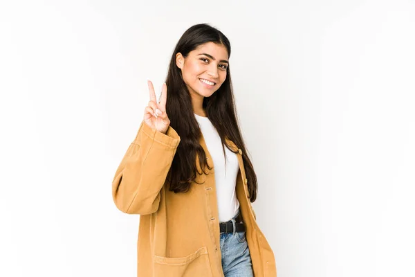 Jonge Indiaanse Vrouw Geïsoleerd Paarse Achtergrond Tonen Overwinning Teken Brede — Stockfoto