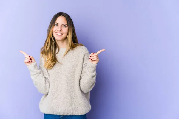 Giovane Donna Caucasica Isolata Sfondo Viola Che Punta Diversi Spazi — Foto Stock