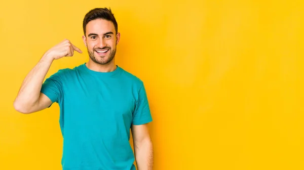 Giovane Uomo Caucasico Isolato Bakground Giallo Persona Che Punta Mano — Foto Stock