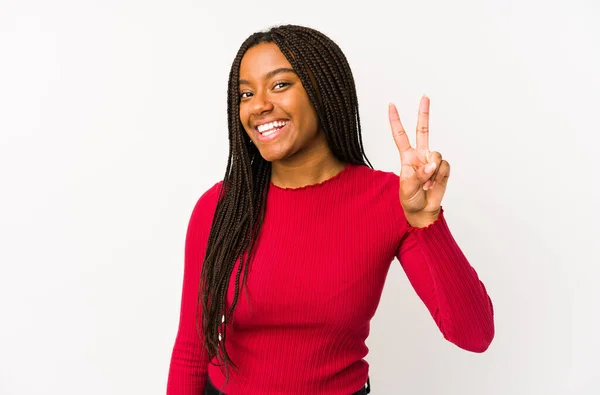 Genç Afrikalı Amerikalı Kadın Izole Edilmiş Zafer Işareti Gösteriyor Gülümsüyor — Stok fotoğraf