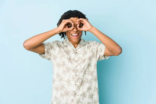 Joven Africano Americano Rasta Hombre Mostrando Signo Sobre Ojos — Foto de Stock