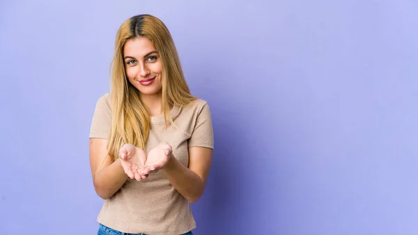 Young Blonde Woman Isolated Purple Background Holding Something Palms Offering — Stock Photo, Image