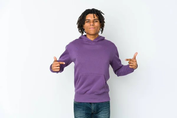 Mladý Africký Američan Rasta Muž Osoba Ukazuje Ručně Košili Kopírovat — Stock fotografie
