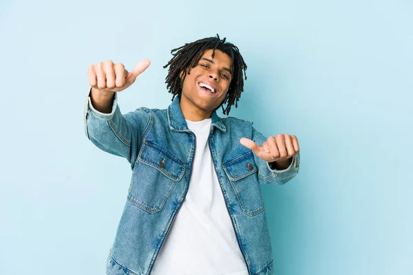 Jovem Negro Vestindo Uma Jaqueta Jeans Levantando Dois Polegares Sorrindo — Fotografia de Stock