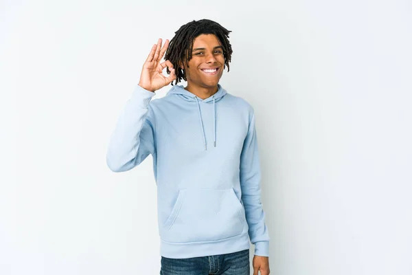 Junge Afrikanisch Amerikanische Rasta Mann Fröhlich Und Zuversichtlich Zeigt Geste — Stockfoto