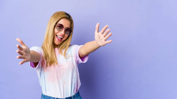 Joven Mujer Hipie Con Gafas Aisladas Sobre Fondo Púrpura Siente — Foto de Stock