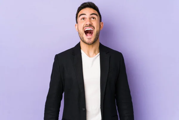 Young Caucasian Man Isolated Purple Background Shouting Very Angry Rage — Stock Photo, Image