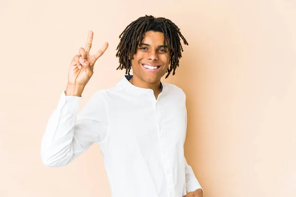 Jovem Africano Americano Rasta Homem Mostrando Número Dois Com Dedos — Fotografia de Stock