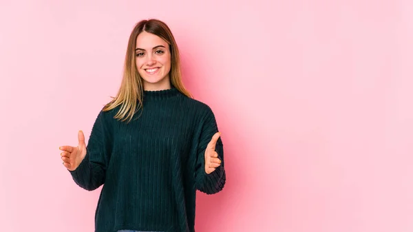 Mujer Joven Caucásica Aislada Sobre Fondo Rosa Sosteniendo Algo Con — Foto de Stock