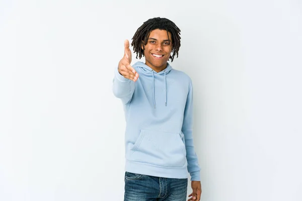 Ung Afrikansk Amerikansk Rasta Man Sträcker Handen Framför Kameran Hälsning — Stockfoto
