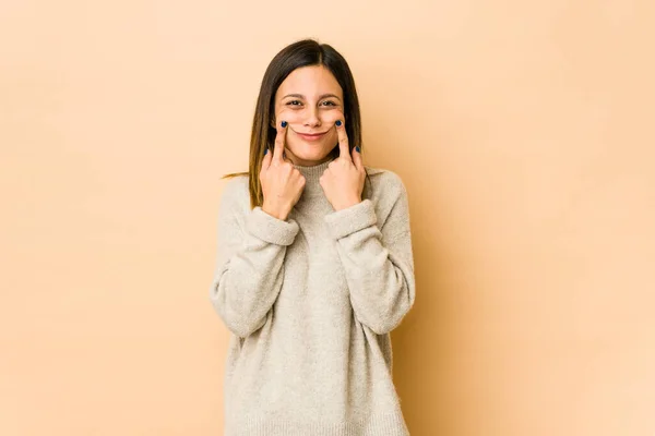 Mujer Joven Aislada Sobre Fondo Beige Dudando Entre Dos Opciones —  Fotos de Stock