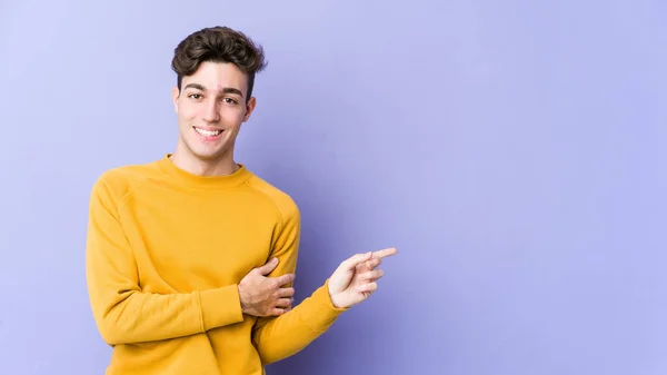 Junger Kaukasischer Mann Isoliert Auf Lila Hintergrund Lächelt Fröhlich Und — Stockfoto