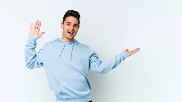 Jonge Blanke Man Geïsoleerd Witte Achtergrond Houdt Kopieerruimte Een Handpalm — Stockfoto