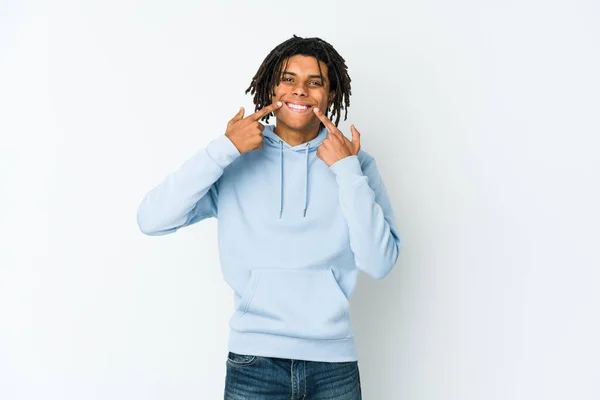Junger Afrikanisch Amerikanischer Rastamann Lächelt Und Zeigt Mit Den Fingern — Stockfoto