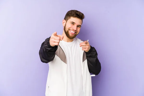 Jongeman Geïsoleerd Paarse Achtergrond Wijzend Naar Voren Met Vingers — Stockfoto