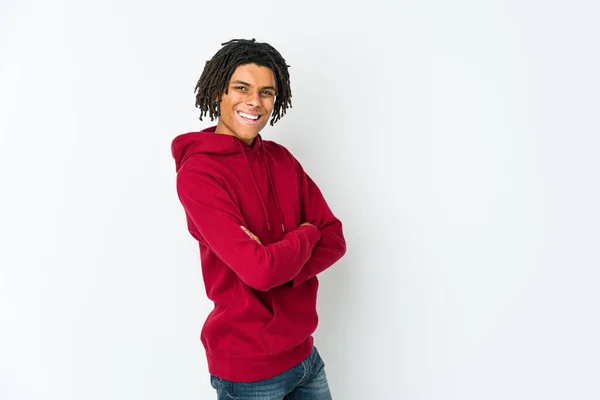 Joven Rasta Afroamericano Que Siente Seguro Cruzando Los Brazos Con — Foto de Stock