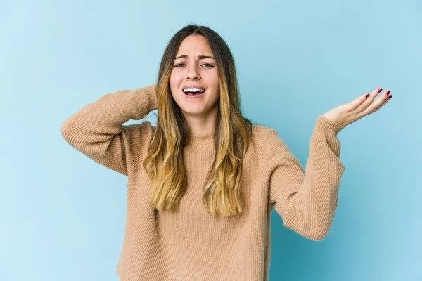 Joven Mujer Caucásica Aislada Sobre Fondo Azul Gritando Rabia —  Fotos de Stock