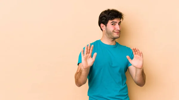 Giovane Isolato Sfondo Beige Che Rifiuta Qualcuno Che Mostra Gesto — Foto Stock