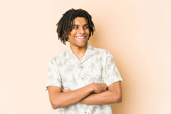 Joven Afroamericano Rasta Hombre Sonriendo Confiado Con Los Brazos Cruzados — Foto de Stock