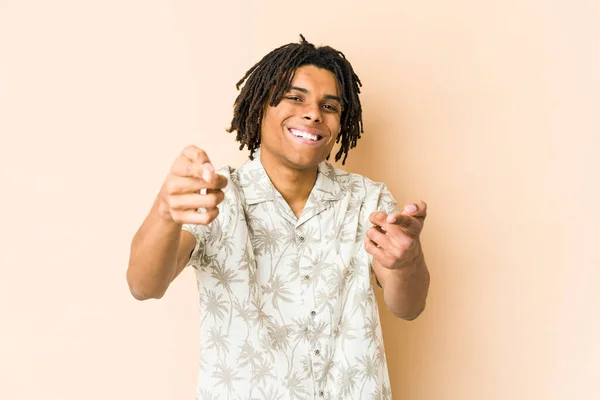 Junger Afrikanisch Amerikanischer Rastamann Lächelt Fröhlich Und Zeigt Nach Vorne — Stockfoto