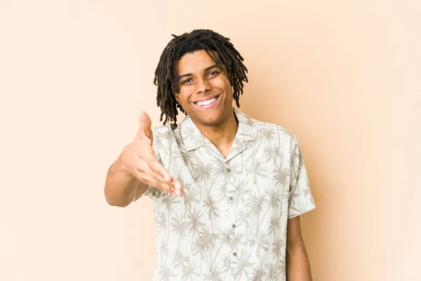 Νεαρός Αφροαμερικάνος Ράστα Άντρας Απλώνει Χέρι Του Στην Κάμερα Μια — Φωτογραφία Αρχείου