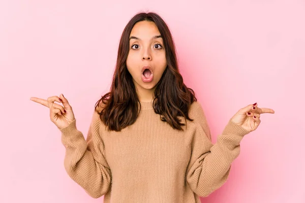 Giovane Donna Ispanica Razza Mista Isolato Che Punta Diversi Spazi — Foto Stock