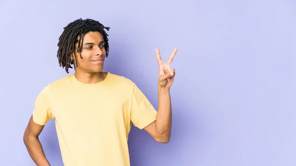 Νεαρός Αφροαμερικάνος Ράστα Άντρας Χαρούμενος Και Ανέμελος Επιδεικνύοντας Ένα Σύμβολο — Φωτογραφία Αρχείου