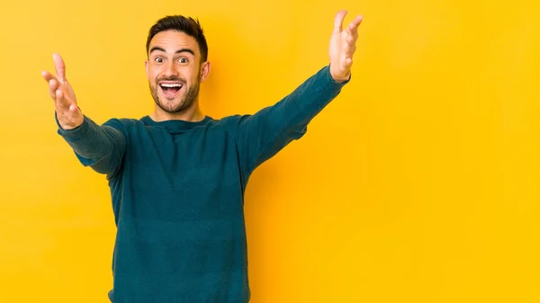 Joven Caucásico Hombre Aislado Amarillo Bakground Siente Seguro Dar Abrazo — Foto de Stock