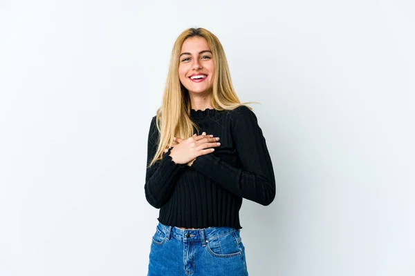 Ung Blond Kvinna Isolerad Vit Bakgrund Skrattar Hålla Händerna Hjärtat — Stockfoto