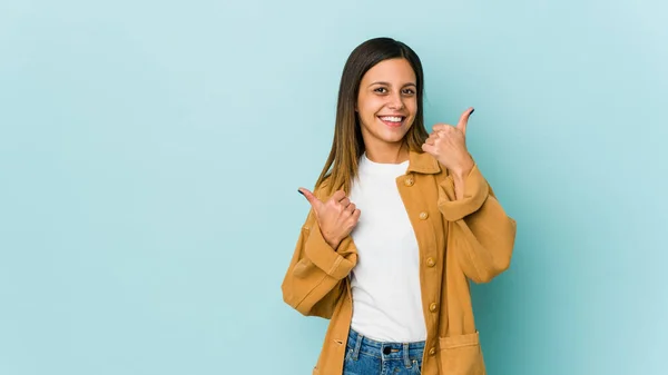 Jovem Mulher Isolado Fundo Azul Levantando Ambos Polegares Para Cima — Fotografia de Stock