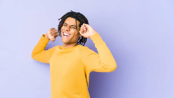 Young Black Man Wearing Rasta Hairstyle Stretching Arms Relaxed Position — Stock Photo, Image