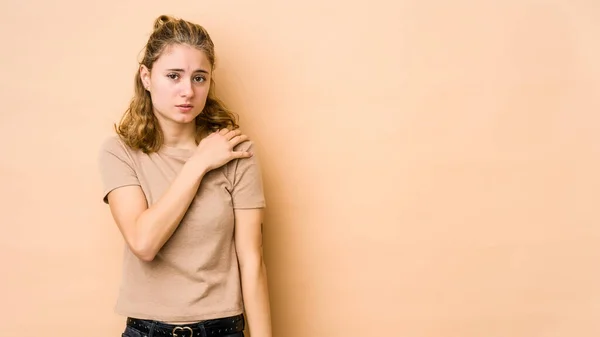 Giovane Donna Caucasica Isolata Sfondo Beige Con Dolore Alla Spalla — Foto Stock