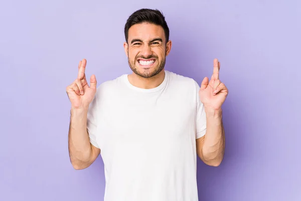 Jovem Caucasiano Isolado Fundo Roxo Cruzando Dedos Para Ter Sorte — Fotografia de Stock