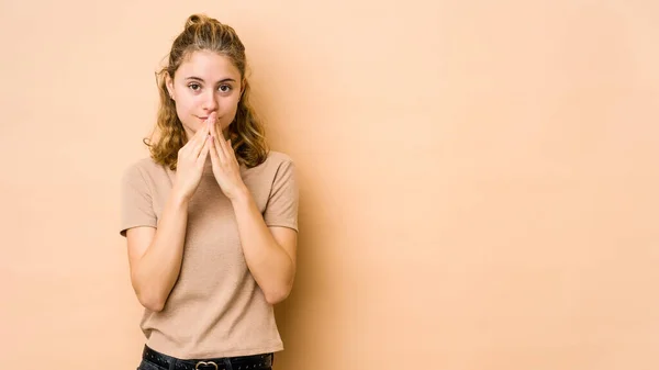 Giovane Donna Caucasica Isolato Sfondo Beige Inventando Piano Mente Creazione — Foto Stock