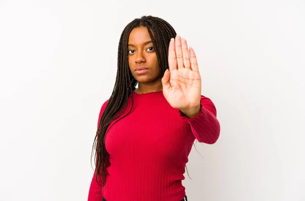 年轻的非洲裔美国妇女孤身一人站在那里 伸出了手 显示出停止的迹象 阻止了你 — 图库照片