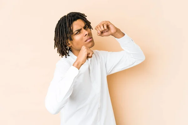 Junger Afrikanisch Amerikanischer Rastamann Schlägt Wütend Streitet Wegen Eines Streits — Stockfoto