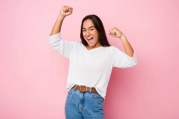 Ung Blandras Indian Kvinna Firar Speciell Dag Hoppar Och Höja — Stockfoto