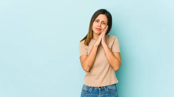 Mujer Joven Aislada Sobre Fondo Azul Bostezando Mostrando Gesto Cansado —  Fotos de Stock