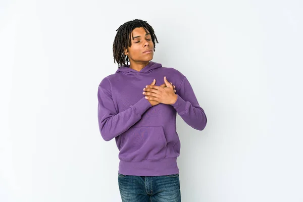 Mladý Afroameričan Rasta Přátelský Výraz Přitisknutý Dlaní Hrudi Koncept Lásky — Stock fotografie