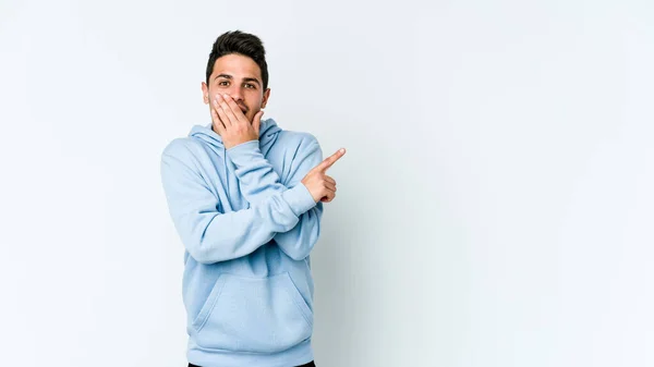 Joven Hombre Caucásico Aislado Sobre Fondo Blanco Apuntando Hacia Lado — Foto de Stock