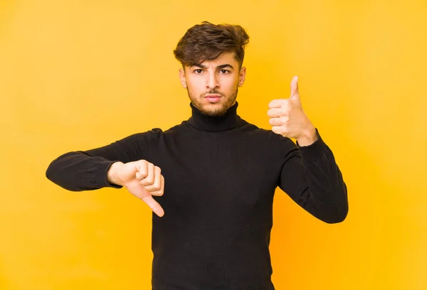 Hombre Árabe Joven Aislado Sobre Fondo Amarillo Mostrando Pulgares Hacia — Foto de Stock