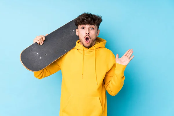 Jovem Árabe Skater Homem Isolado Surpreso Chocado — Fotografia de Stock