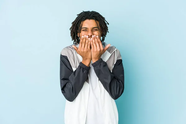Ung Afrikansk Amerikansk Idrottsman Skrattar Något Täcker Munnen Med Händer — Stockfoto