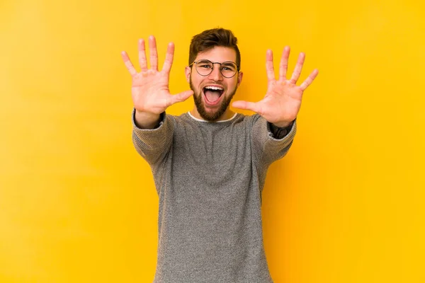 Jovem Caucasiano Isolado Fundo Amarelo Mostrando Número Dez Com Mãos — Fotografia de Stock