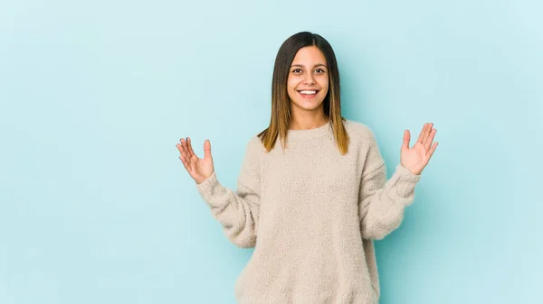 Young Woman Isolated Blue Background Holding Something Little Forefingers Smiling — Stock Photo, Image