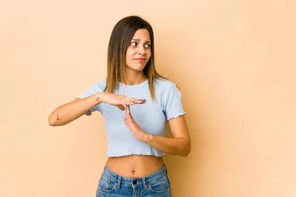 Jonge Vrouw Geïsoleerd Beige Achtergrond Tonen Een Timeout Gebaar — Stockfoto