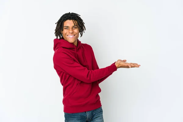Junger Afrikanisch Amerikanischer Rastamann Mit Einem Kopierplatz Auf Einer Palme — Stockfoto