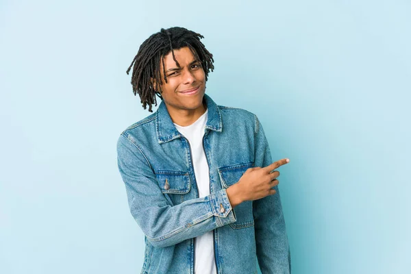 Jovem Negro Vestindo Uma Jaqueta Jeans Sorrindo Apontando Para Lado — Fotografia de Stock