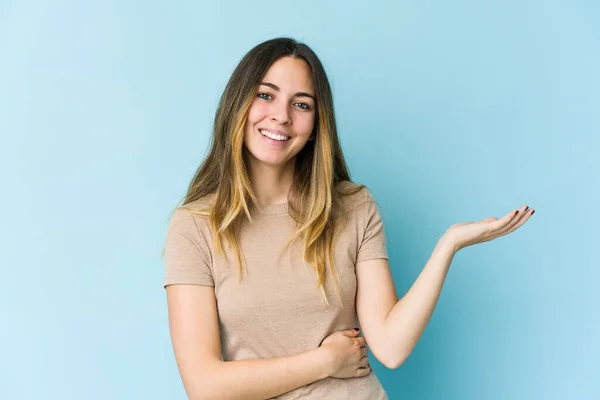 Mujer Caucásica Joven Aislada Sobre Fondo Azul Mostrando Espacio Copia —  Fotos de Stock